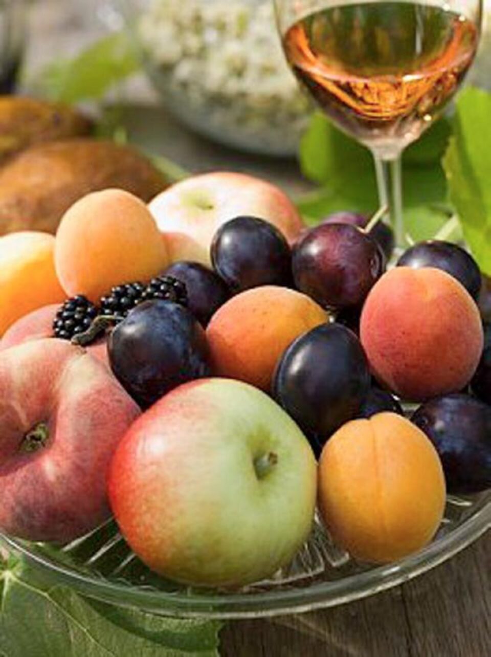 Specialiștii recomandă să consumarea unui „curcubeu de fructe: mure, prune, pere, struguri, piersici, căpșuni și cireșe” Specialiștii recomandă să consumarea unui „curcubeu de fructe: mure, prune, pere, struguri, piersici, căpșuni și cireșe”