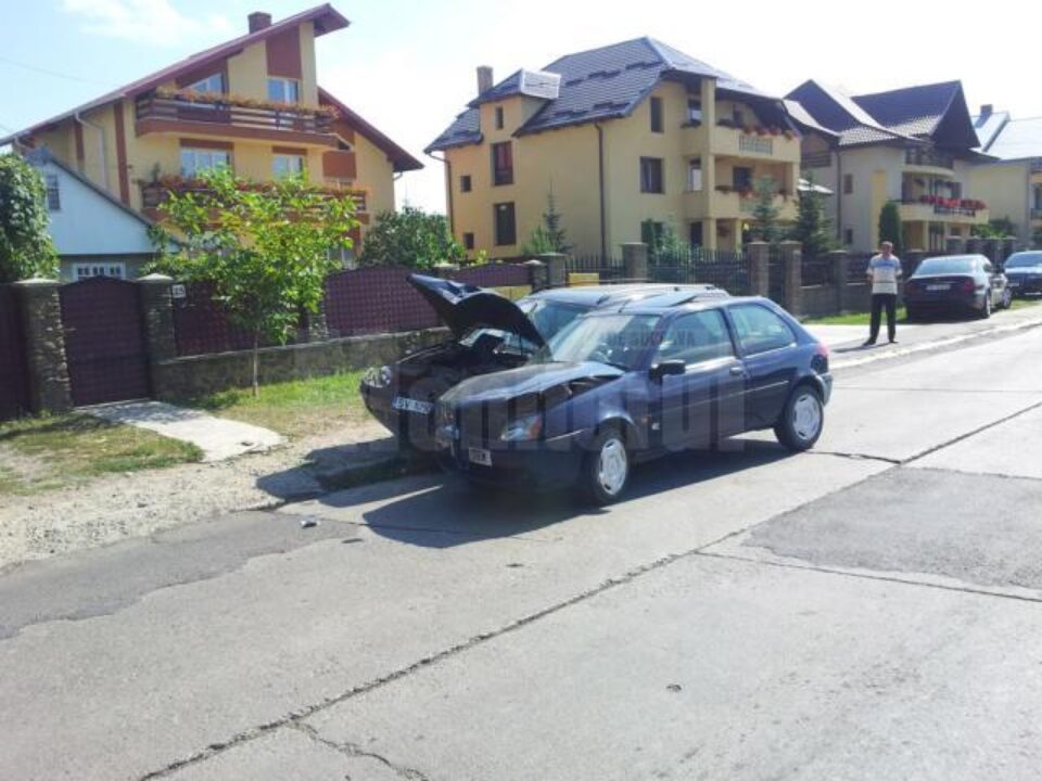 Accident la ieșirea din Suceava, după ce un șofer a virat prin fața mașinii de pe contrasens