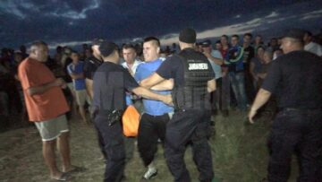 Rudele disperate, oprite cu greu de jandarmi