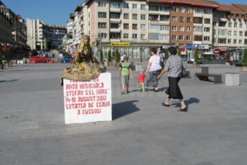 Statuie vie, în centrul Sucevei