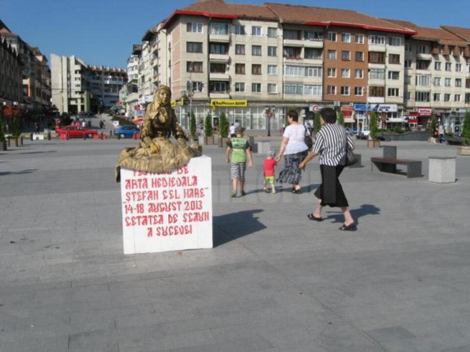 Statuie vie, în centrul Sucevei