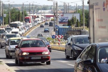 Cozi kilometrice de mașini pe principala arteră de circulație a Sucevei
