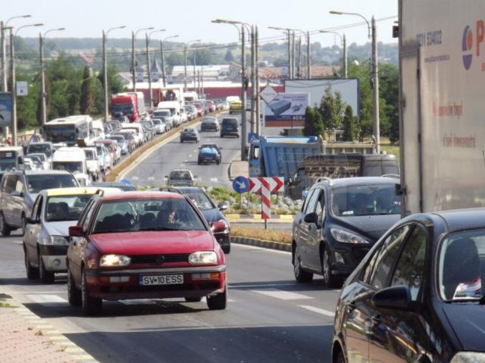Cozi kilometrice de mașini pe principala arteră de circulație a Sucevei
