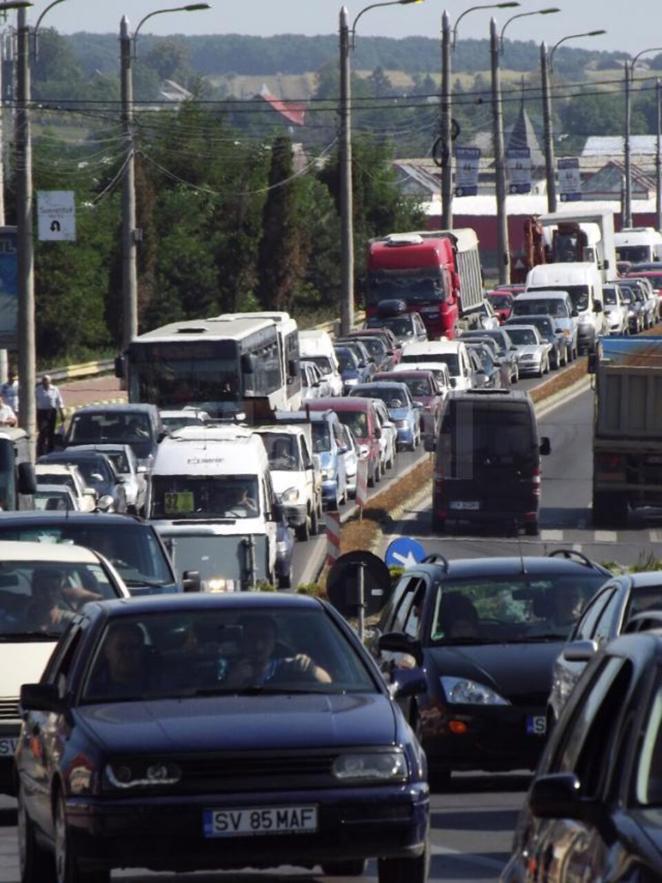 Trafic de coșmar pe străzile Sucevei, odată cu sosirea „stranierilor”