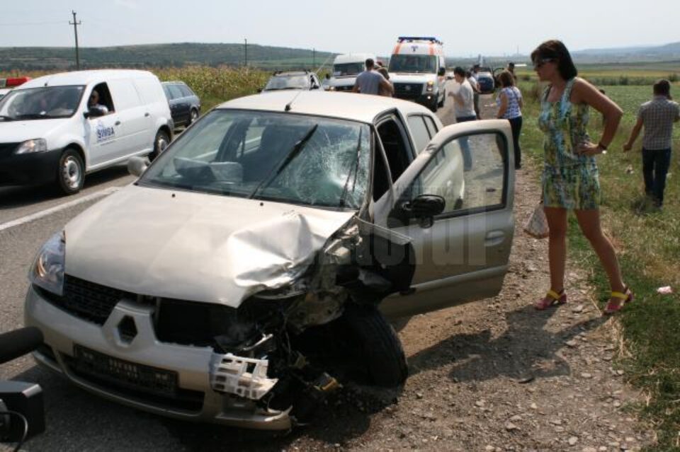 Autoturismul Renault în care s-a izbit motociclistul