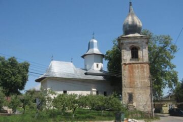 Biserica armenească Sfântul Simion se impune în fizionomia orașului prin accente verticale originale. Foto: Cezar SUCEVEANU