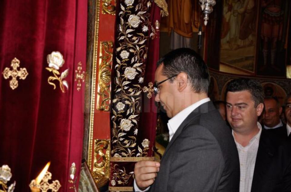Victor Ponta a participat și anul trecut la slujba de sărbătoarea Adormirea Maicii Domnului de la mănăstirea Putna Victor Ponta a participat și anul trecut la slujba de sărbătoarea Adormirea Maicii Domnului de la mănăstirea Putna