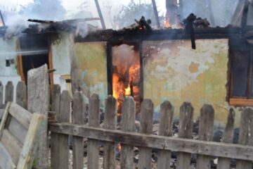 Casă din Mitocu Dragomirnei, distrusă de flăcări