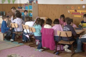 Oficialii din minister recunosc că învățământul de tip simultan scade calitatea demersului educațional