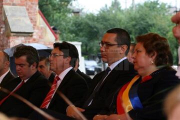 Premierul a ajuns la Cacica puțin după ora 11.00 și a asistat la ceremonia religioasă o oră.