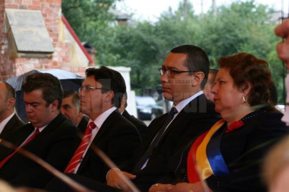 Premierul a ajuns la Cacica puțin după ora 11.00 și a asistat la ceremonia religioasă o oră.