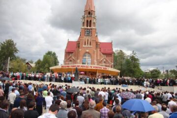 Pe 15 august catolicii vin să se roage la Basilica Minor de la Cacica