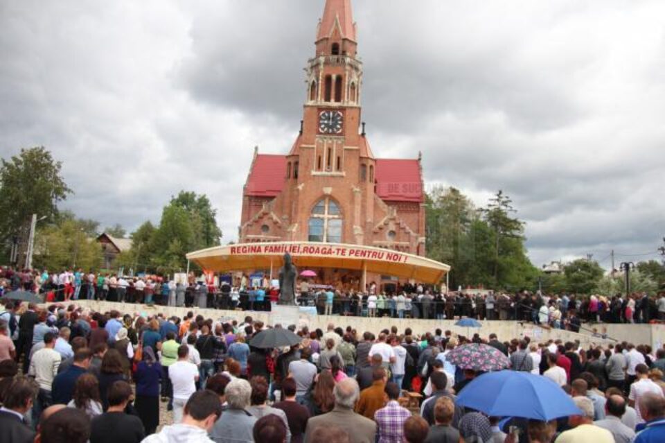 Pe 15 august catolicii vin să se roage la Basilica Minor de la Cacica