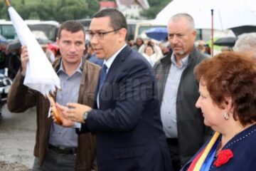 Premierul a ajuns la Cacica puțin după ora 11.00 și a asistat la ceremonia religioasă o oră