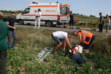 Daniel Ungureanu conducea o motocicletă Suzuki, spre Suceava, când a fost lovit de un autoturism Renault, care venea din sens opus