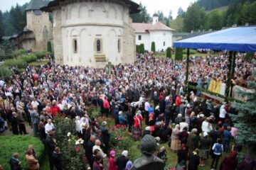 Mii de credincioși au ascultat slujba de sărbătoarea Adormirea Maicii Domnului
