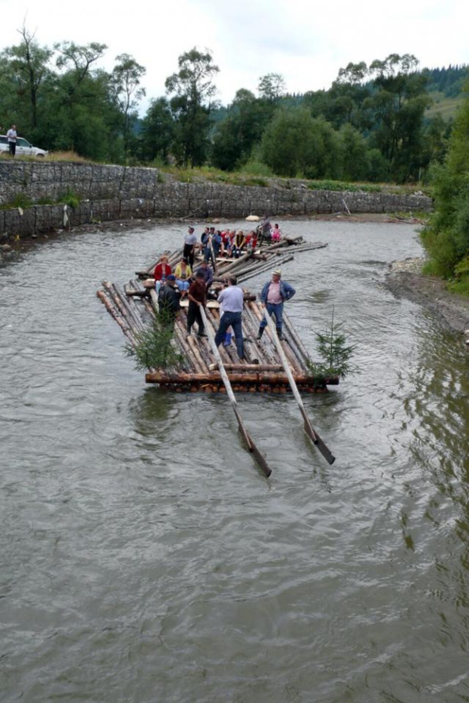 Se dau drumul la plute pe Bistrița