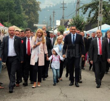 Premierul și autoritățile județene au parcurs pe jos drumul spre Mănăstirea Putna