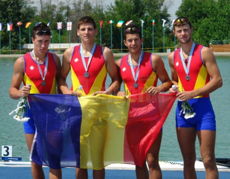 Cosmin Macovei, al treilea de la stânga la dreapta, alături de colegii săi cu care a cucerit aurul în Lituania