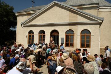 Hram la Mănăstirea Hagigadar, credincioșii rugându-se pentru îndeplinirea dorințelor