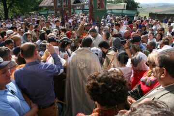 Hram la Mănăstirea Hagigadar, credincioșii rugându-se pentru îndeplinirea dorințelor