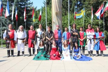 Ordinul Cavalerilor de Hunedoara, la Monumentul Martirilor și Eroilor Bucovinei
