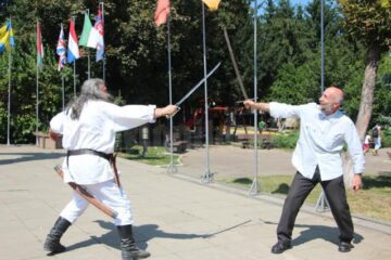 Cavalerii și scutierii au pus în scenă câteva momente de luptă în care s-a lăsat atras și sculptorul Mircea Dăneasă