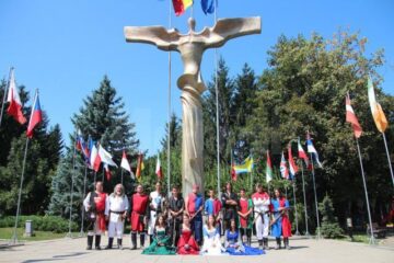 Ordinul Cavalerilor de Hunedoara, la Monumentul Martirilor și Eroilor Bucovinei