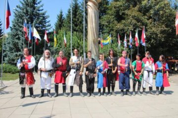 Ordinul Cavalerilor de Hunedoara, la Monumentul Martirilor și Eroilor Bucovinei