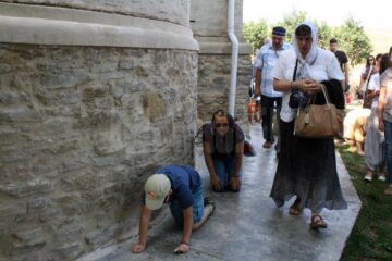 Hram la Mănăstirea Hagigadar, credincioșii rugându-se pentru îndeplinirea dorințelor