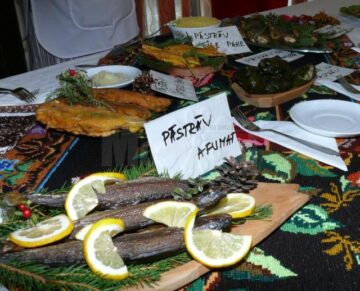 Festivalul Național al Păstrăvului s-a desfășurat în comuna-muzeu Ciocănești