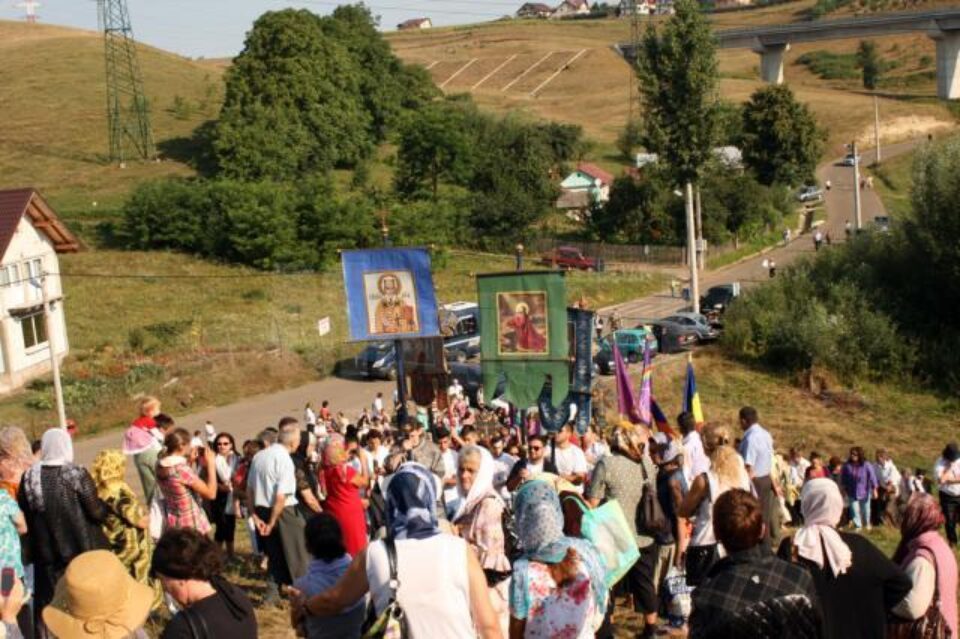 Hram la Mănăstirea Hagigadar, credincioșii rugându-se pentru îndeplinirea dorințelor Hram la Mănăstirea Hagigadar, credincioșii rugându-se pentru îndeplinirea dorințelor