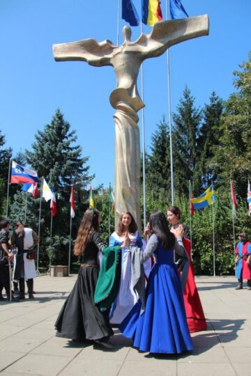 Ordinul Cavalerilor de Hunedoara, la Monumentul Martirilor și Eroilor Bucovinei