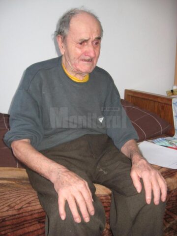 La 88 de ani, își târâie bătrânețea într-un azil, după ce a fost alungat din propria casă de fiul și nora sa