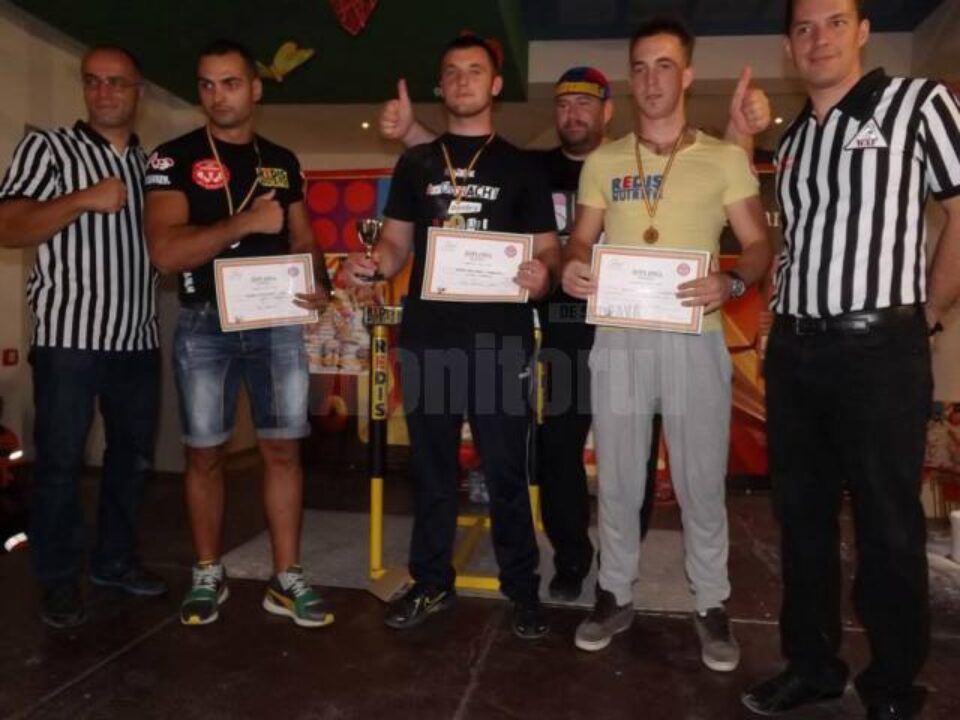 Andrei Chipreanov (mijloc) și Marius Jurovschi (galben), la concursul de la Piatra Neamț