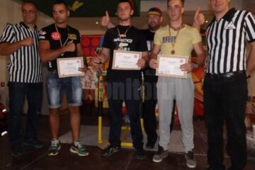 Andrei Chipreanov (mijloc) și Marius Jurovschi (galben), la concursul de la Piatra Neamț