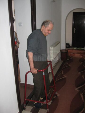 La 88 de ani, își târâie bătrânețea într-un azil, după ce a fost alungat din propria casă de fiul și nora sa