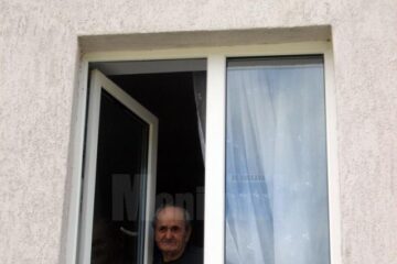 De la geamul azilului de la Valea Putnei, Constantin Harasim se roagă să-și mai vadă o dată căsuța