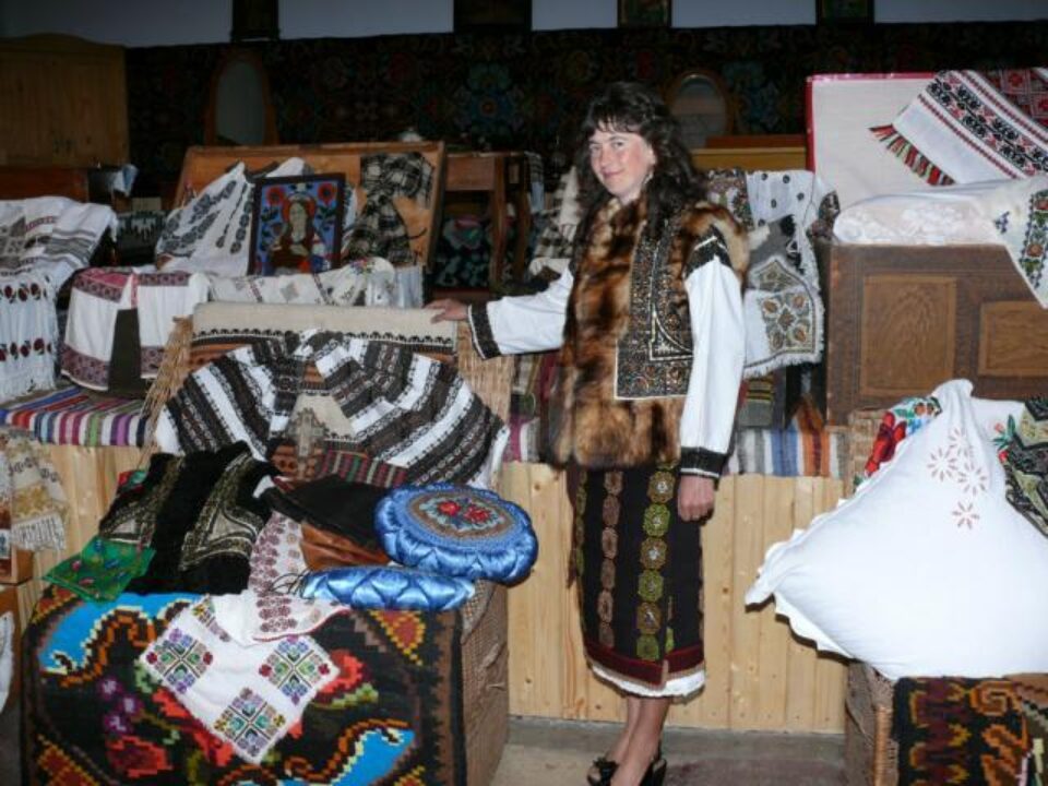 Muzeografa Marilena Niculiță: Din lada de zestre nu lipsește crucea și icoana ca semn de binecuvântare pentru tinerii căsătoriți Muzeografa Marilena Niculiță: Din lada de zestre nu lipsește crucea și icoana ca semn de binecuvântare pentru tinerii căsătoriți