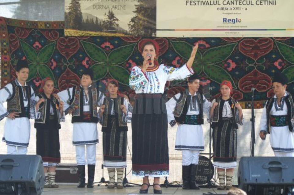 Adriana Bucevschi, alături de Ansamblul “Brădulețul” din Dorna Arini