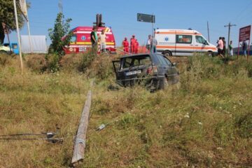 Ambulanță SMURD, implicată într-un accident la ieșirea din Plopeni spre Suceava