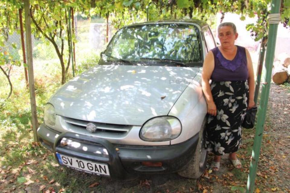 Mașina lui Tudor Ganea, în curtea familiei Dumitru