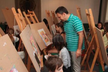 Prof. Iulian Asimionesei, îndrumându-i pe micii artiști