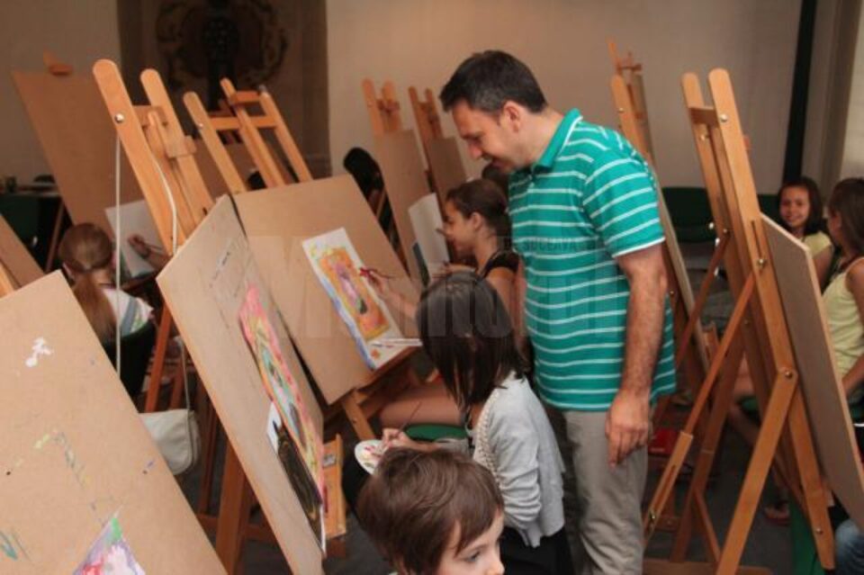 Prof. Iulian Asimionesei, îndrumându-i pe micii artiști