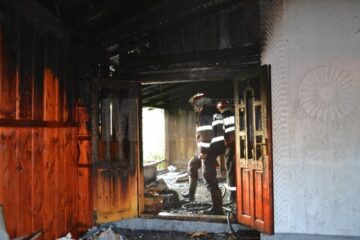 Pentru stingerea incendiului au intervenit un echipaj de la Serviciul Voluntar pentru Situații de Urgență Fântânele și pompierii militari de la Detașamentul Suceava