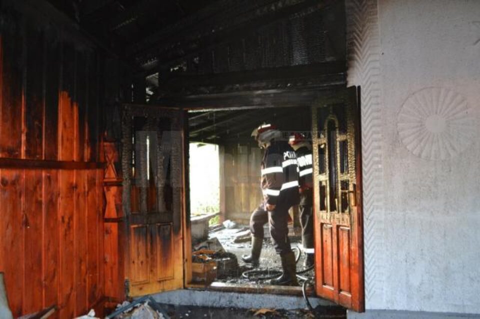 Pentru stingerea incendiului au intervenit un echipaj de la Serviciul Voluntar pentru Situații de Urgență Fântânele și pompierii militari de la Detașamentul Suceava Pentru stingerea incendiului au intervenit un echipaj de la Serviciul Voluntar pentru Situații de Urgență Fântânele și pompierii militari de la Detașamentul Suceava