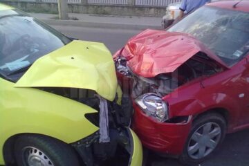 Impactul dintre cele doua mașini a fost violent