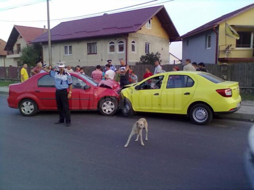 Impactul dintre cele doua mașini a fost violent