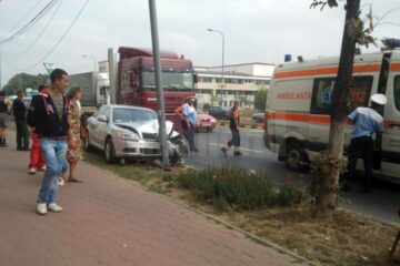 Un șofer care conducea un autoturism Skoda s-a izbit violent de un stâlp de iluminat public după ce a fost acroșat din lateral de un autotractor