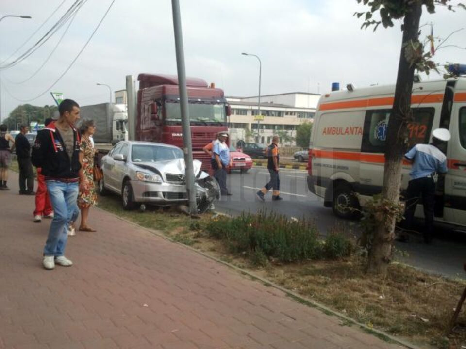 Un șofer care conducea un autoturism Skoda s-a izbit violent de un stâlp de iluminat public după ce a fost acroșat din lateral de un autotractor Un șofer care conducea un autoturism Skoda s-a izbit violent de un stâlp de iluminat public după ce a fost acroșat din lateral de un autotractor